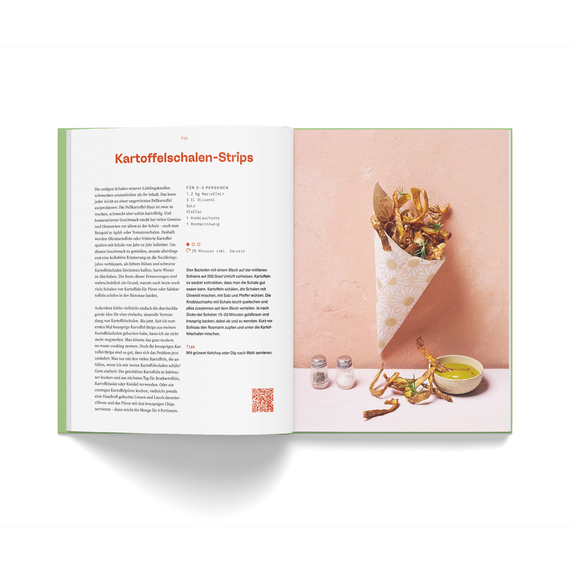 Aufgeschlagenes Kochbuch mit einem Rezept für Kartoffelschalenstreifen und einem Foto von Pommes in einer Papiertüte mit Dip.