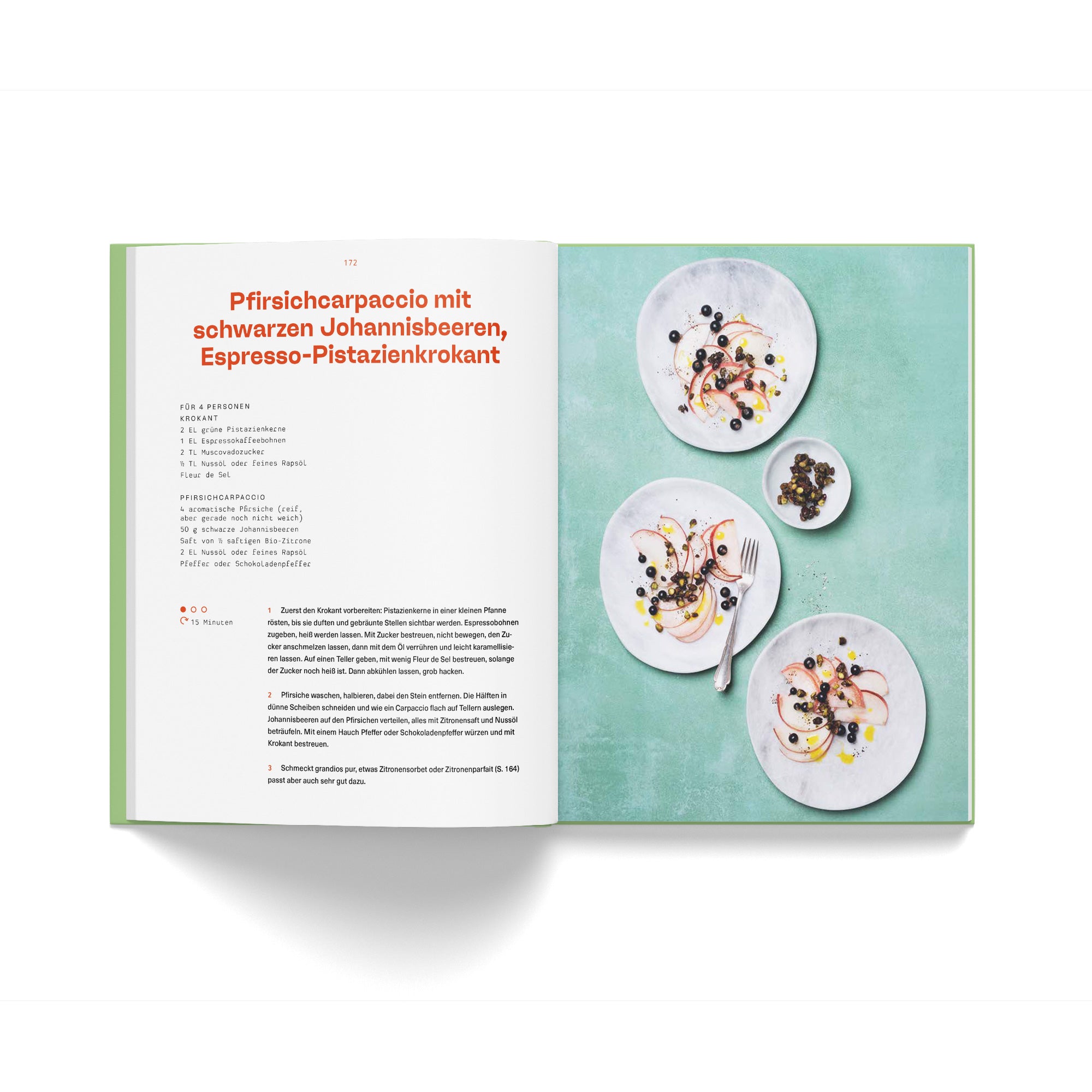 Ein aufgeschlagenes Kochbuch mit einem Pfirsich-Carpaccio-Rezept und Tellern mit dem fertigen Gericht auf hellgrünem Hintergrund.