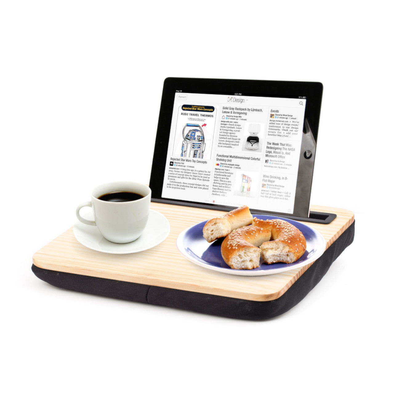 Eine iBed Tablet-Knieablage aus Holz hält ein Tablet, eine Kaffeetasse und Bagels auf einem lila Teller.