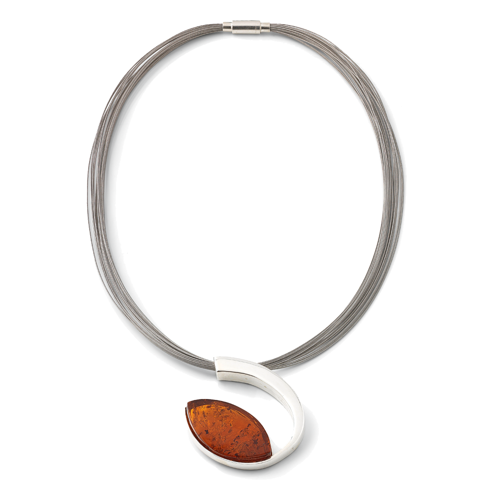 Das Bernsteincollier „Sylt“ ist eine Silberkette mit einem großen ovalen Bernsteinanhänger in einem eleganten, geschwungenen, modernen Rahmen.