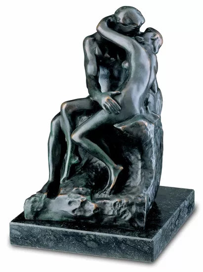 Die Bronzeskulptur „Der Kuss“ (27 cm) von Auguste Rodin zeigt zwei nackte Figuren, die sich umarmen und küssen, während sie auf einem felsartigen Sockel sitzen.