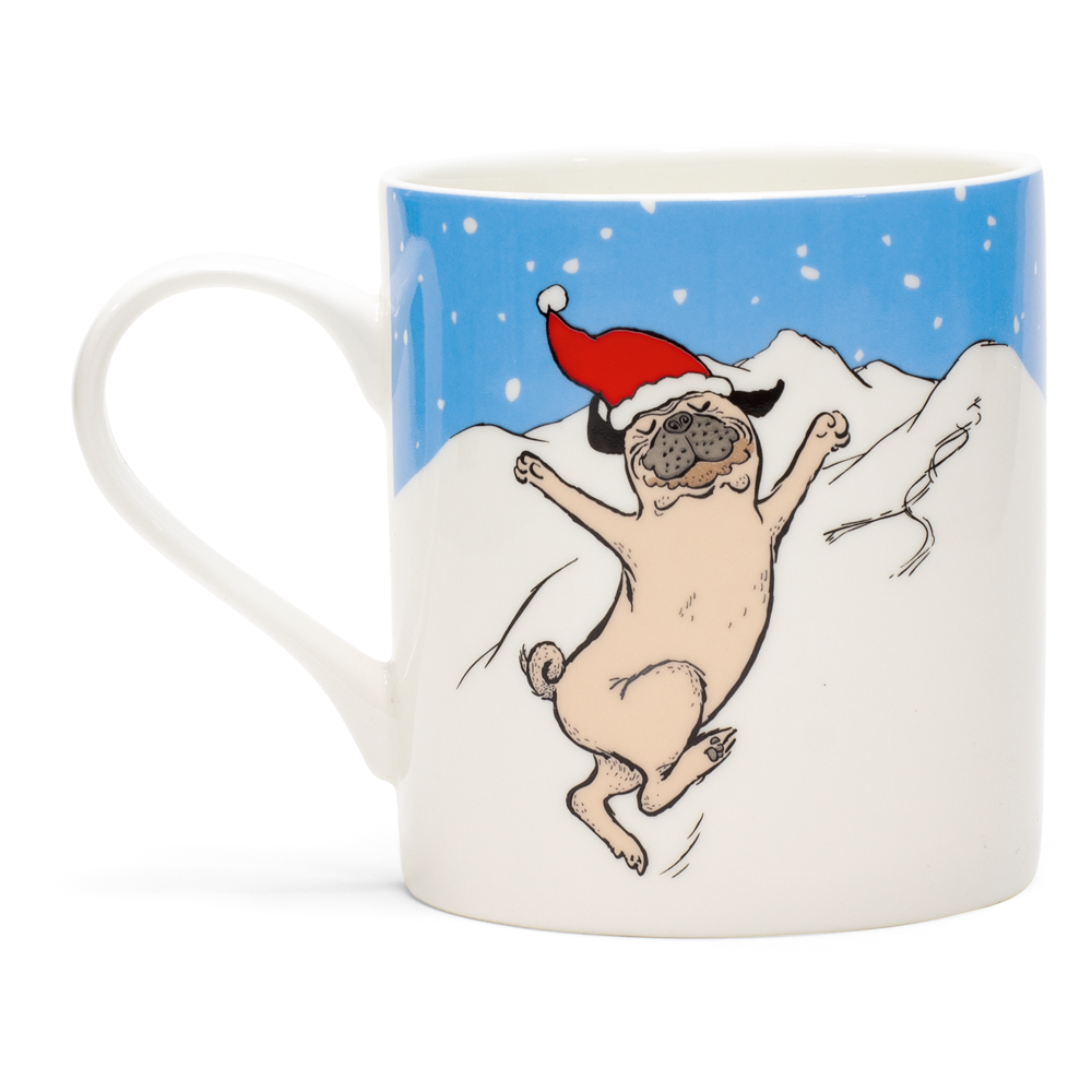 Set aus zwei Loriot-Bechern: einer mit einem Weihnachtsmops und einer mit dem Weihnachtsmann, mit festlichen Motiven in schneebedeckten Bergen unter blauem Himmel.