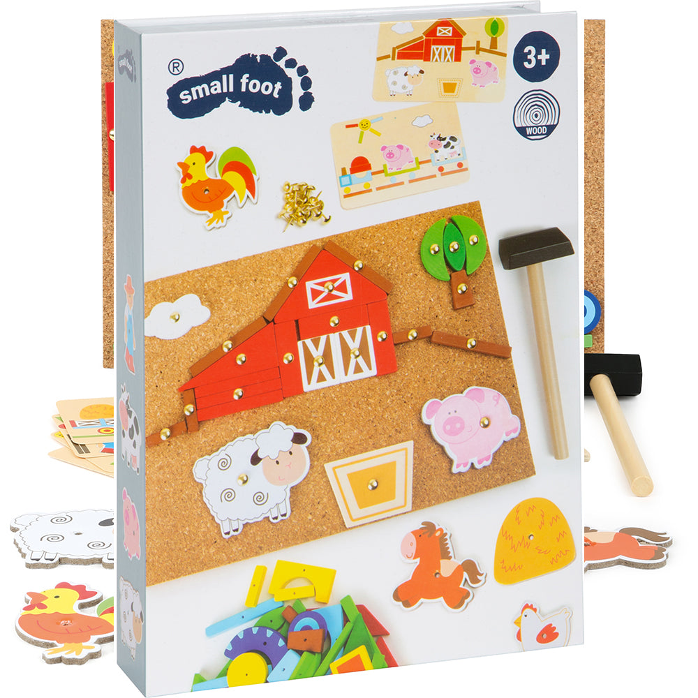 Schachtel mit Hämmerchenspiel Bauernhof, einem Holzspielzeugset mit Bauernhofmotiven, Tierteilen, Korkplatte und kleinem Hammer für Kinder ab 3 Jahren.