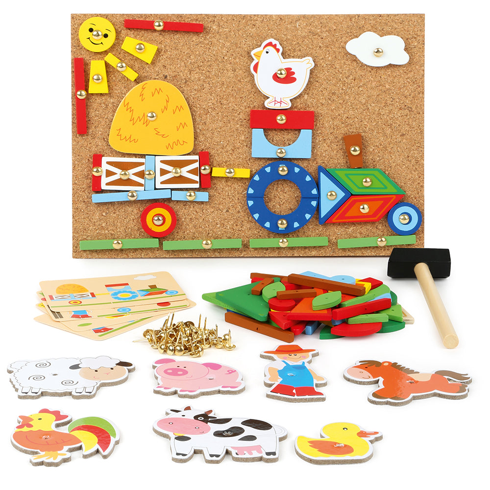 Das Hämmerchenspiel Bauernhof ist ein farbenfrohes Korkbrett-Puzzleset mit Bauernhofmotiv, das Holzteile, Karten, Nägel und einen kleinen Hammer enthält.