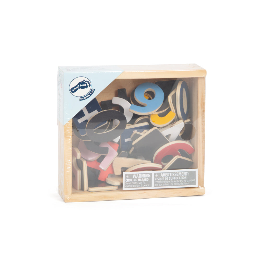 Das Bunte Magnetzahlen-Set „Educate“ wird in einer Holzbox geliefert und enthält bunte Magnetbuchstaben und -zahlen, auf der Vorderseite ist ein Warnhinweis abgebildet.