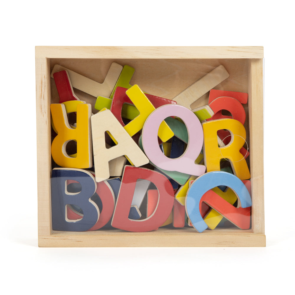 Das Set „Bunte Magnetbuchstaben“ „Educate“ besteht aus bunten Holzbuchstaben, die in einer quadratischen Holzbox mit durchsichtigem Kunststoffdeckel angeordnet sind.