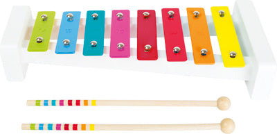 Das Xylophon „Sound“ verfügt über acht bunte Regenbogenstäbe und beinhaltet zwei gestreifte Holzschlägel zum Musizieren.