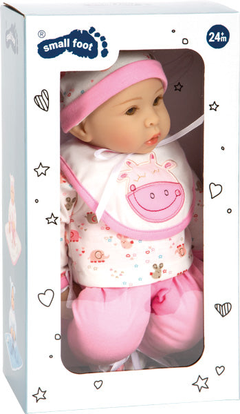 Puppe „Hanna“, Babypuppe in rosa-weißem Outfit, verpackt in einer Schachtel mit der Aufschrift „small foot“ und einer Altersangabe von 24 Monaten+ in der Ecke.