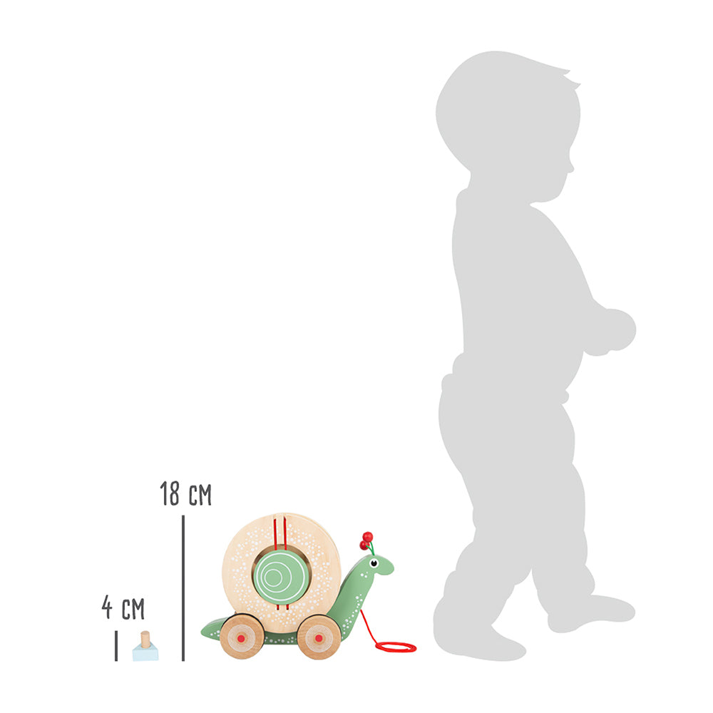 Abbildung der Nachzieh-Stecktier Schnecke, einer 18 cm großen Spielzeugschnecke auf Rädern, neben der Silhouette eines kleinen Kindes als Größenvergleich.