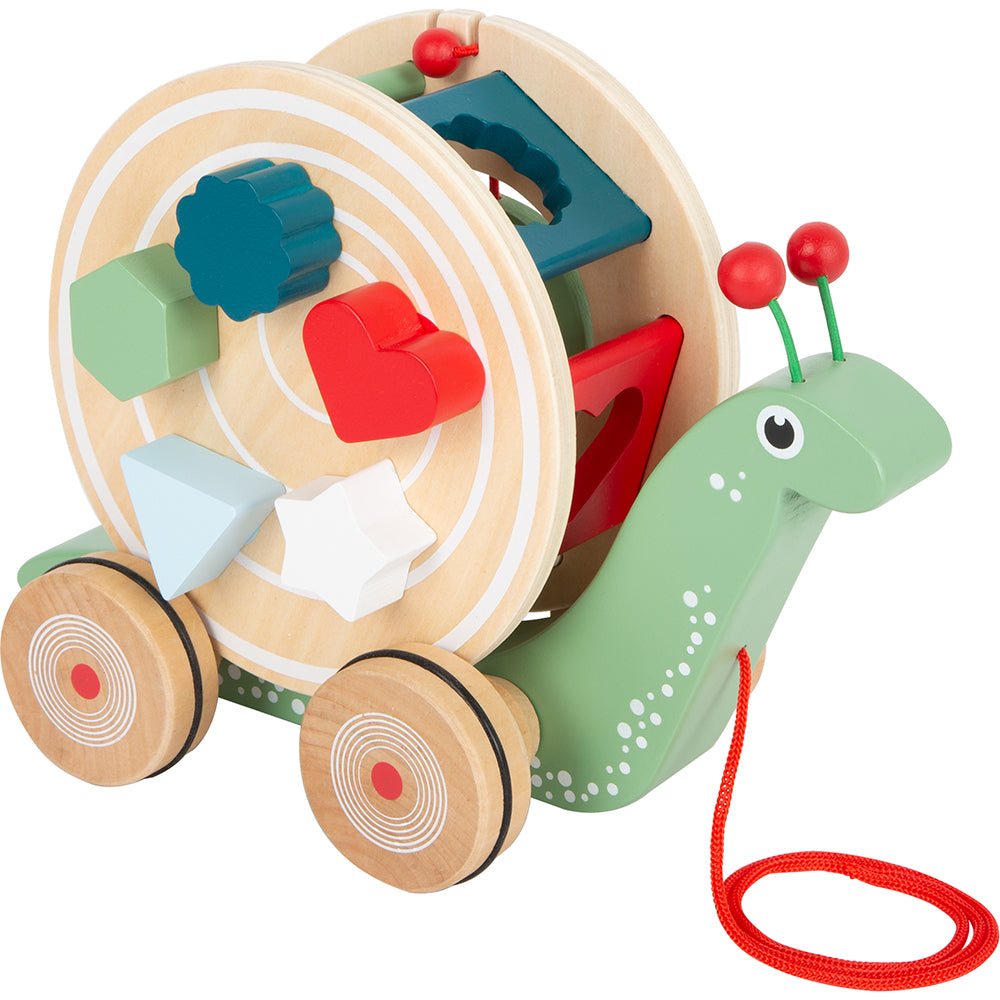 Nachzieh-Stecktier Schnecke: Nachzieh-Schneckenspielzeug aus Holz mit eingebautem Formsortierer und bunten geometrischen Blöcken auf Rädern.
