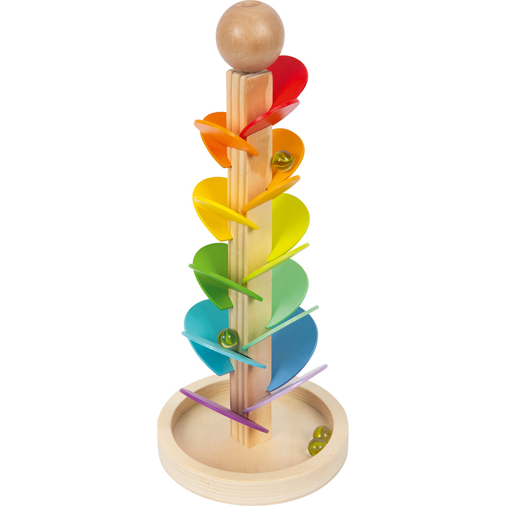 Die Klang-Murmelbahn Regenbogen ist ein Murmelbahnturm aus Holz mit bunten, blattförmigen Rampen, die in Regenbogenanordnung auf einer kreisförmigen Basis angeordnet sind.