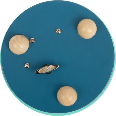 Die Spieluhr Arktis ist eine runde blaue Spieluhr mit drei Holzknöpfen, einem Metallschalter und kleinen Metallnieten.