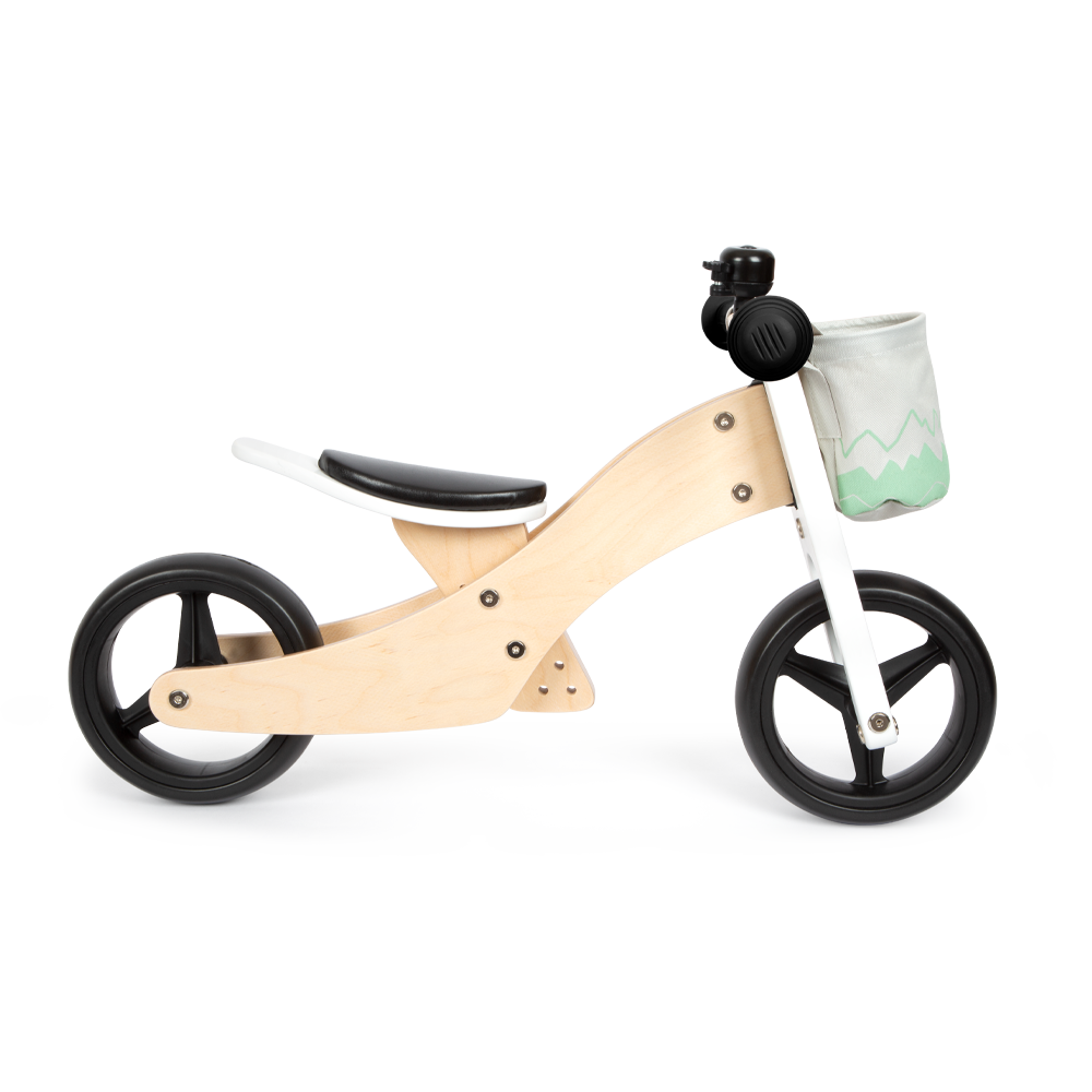 Lauf- und Dreirad Salbeigrün: Laufrad aus Holz mit schwarzen Rädern, schwarzem Sattel und einer kleinen graugrünen Lenkertasche.