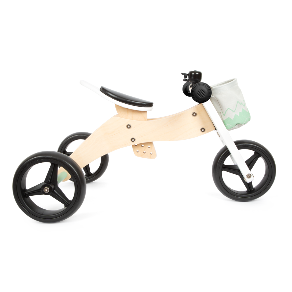 Lauf- und Dreirad Salbeigrün: Hölzernes Laufdreirad mit schwarzen Rädern, schwarzem Sitz und einem kleinen salbeigrünen Korb vorne.