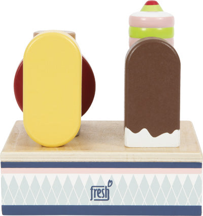 Zwei Eis am Stiel „fresh“ Holzspielzeug-Eissorten stehen aufrecht auf einem kleinen Holzblock mit der Aufschrift „fresh“.