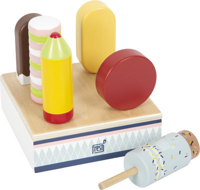 Das Eis am Stiel Set „fresh“ besteht aus bunten Holzspielzeug-Eis- und Eis-am-Stiel-Figuren auf einem Holzständer, wobei ein Eis am Stiel vorne liegt.
