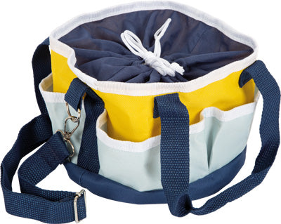 Die Pferdepflege-Tasche ist eine runde Stofftasche mit mehreren Taschen, blauen Riemen und einem Kordelzugverschluss.
