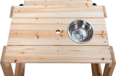 Sandkasten mit Sitzgruppe und Matschtisch: Holz-Tisch mit eingelassener Metallschüssel auf der rechten Seite und kleinem Loch in der Mitte.
