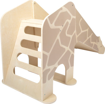 Die Indoor Rutsche Giraffe „Wildlife“ ist ein Klettergerüst aus Holz in Form einer Giraffe mit ausgeschnittenen Stufen und einer Rutsche.