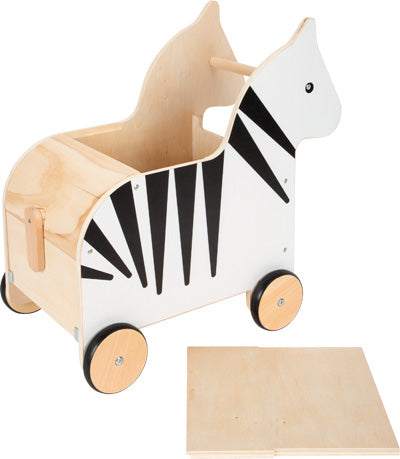 Die Spielzeugkiste mit Rollen Zebra „Wildlife“ ist ein zebraförmiges Holzspielzeug mit schwarzen Streifen und Rädern, das neben einem flachen Holzbrett abgebildet ist.