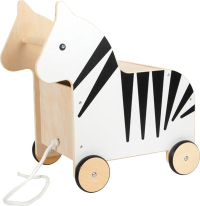 Die Spielzeugkiste mit Rollen Zebra „Wildlife“ ist eine zebraförmige Spielzeugkiste auf Rädern, die vorne mit einem weißen Seil zum einfachen Ziehen ausgestattet ist.
