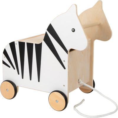Die Spielzeugkiste mit Rollen Zebra „Wildlife“ ist ein zebraförmiges Rutschfahrzeug aus Holz mit schwarzen Streifen, vier Rädern und einer Zugschnur an der Vorderseite.