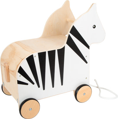 Die Spielzeugkiste mit Rollen Zebra „Wildlife“ ist ein Ziehspielzeug in Zebraform mit schwarzen Streifen, vier Rädern und einer weißen Ziehschnur an der Vorderseite.