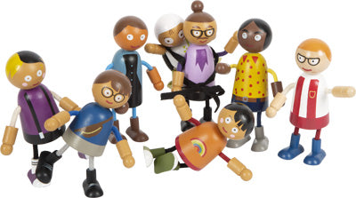 Das Set „Biegepuppen-Familie mit Baby“ besteht aus acht bunten Holzpuppen mit unterschiedlichen Outfits und Frisuren, die spielerisch auf weißem Hintergrund angeordnet sind.