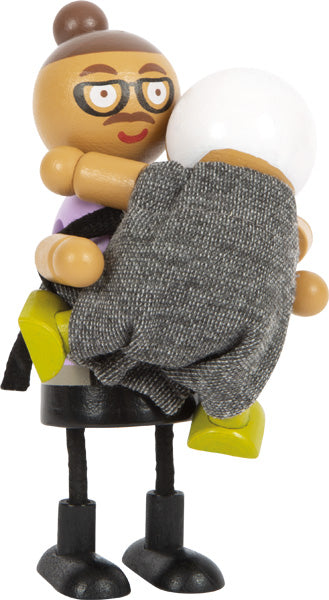 Biegepuppen-Familie mit Baby: Holzpuppe mit Brille hält ein in graues Tuch gewickeltes Baby; beide stehen aufrecht.