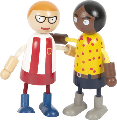 Die Biegepuppen-Familie mit Baby besteht aus zwei Holzspielfiguren: eine in Rot und Weiß gekleidet, die andere in Gelb mit roten Punkten, die nebeneinander stehen.