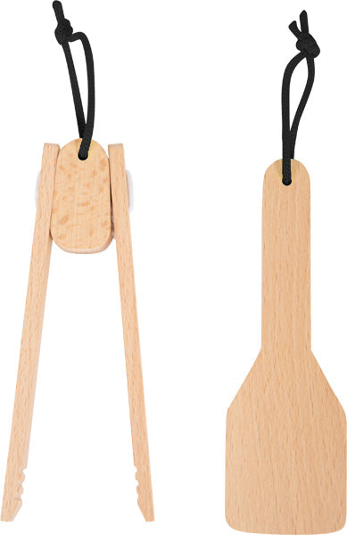 Das Kinderküche Industrial Set umfasst zwei Küchenutensilien aus Holz – eine Zange und einen Spatel – beide mit schwarzen Aufhängeösen.