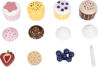 Die Cupcake Etagere „tasty“ besteht aus zwölf bunten, gitterförmig angeordneten Spielzeug-Dessert-Toppings, darunter Cupcakes, Beeren und eine Kerze.