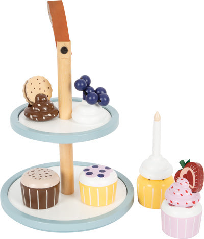 Cupcake Etagere „lecker“ – ein zweistöckiger Holzständer mit Spielzeug-Cupcakes, Keksen und Fruchtgebäck zum Rollenspiel.