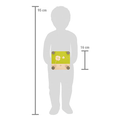 Die Silhouette eines 95 cm großen Kindes trägt die Blumenpresse „Discover“, die über ein 16 cm großes grünes Rumpfteil verfügt, das mit einer Blumenillustration verziert ist.