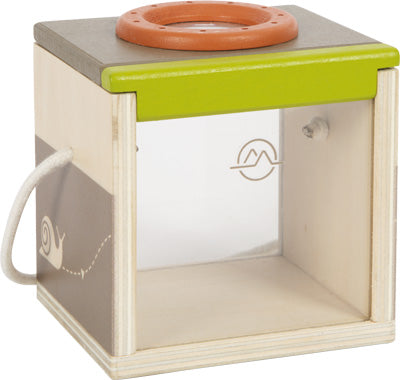 Die Insektenbox „Discover“ ist eine Insektenbeobachtungsbox aus Holz mit klarem Fenster, grünem Oberteil und braunem Deckel mit Luftlöchern.