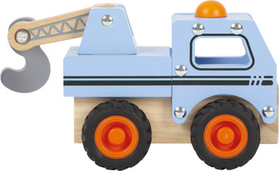 Der Abschleppwagen ist ein hölzerner Spielzeug-Abschleppwagen mit orangefarbenen Rädern, einer blauen Karosserie und einem grauen Hakenarm.