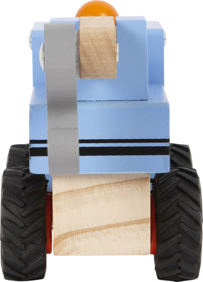 Ein kleiner blauer Abschleppwagen aus Holz mit großen schwarzen Rädern, von vorne betrachtet.