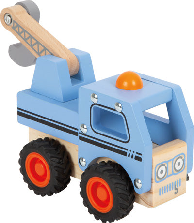 Abschleppwagen: Ein hölzerner Spielzeug-Abschleppwagen mit schwarzen Rädern, orangefarbenen Radkappen und einer Karosserie aus blauem und natürlichem Holz.