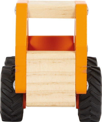 Der Bagger ist ein kleiner Spielzeug-Gabelstapler mit orangefarbenen Seiten, schwarzen Reifen und einer Holzfront.