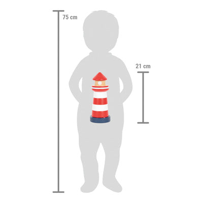Der Stapelturm Leuchtturm Großer Ozean (21 cm) wird zur Verdeutlichung seiner Größe vor einer 75 cm großen Kindersilhouette präsentiert.