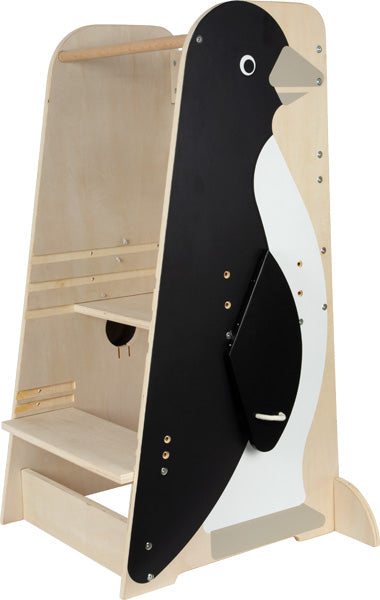 Der Lernturm Pinguin „Wildlife“ ist ein Lernturm aus Holz für Kinder mit einem lustigen schwarz-weißen Pinguin-Design an der Seite.