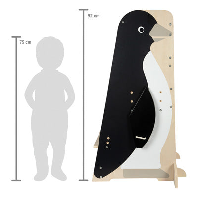 Seitenansicht der Lernturm Pinguin-Tafel „Wildlife“ neben der Silhouette eines 75 cm großen Kindes; die Tafel ist 92 cm hoch.
