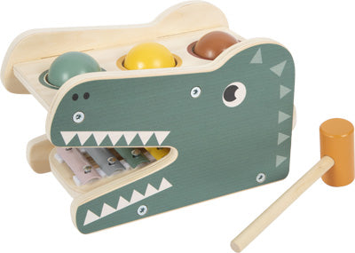 Das Klopfspiel mit Xylophon „Safari“ ist ein Holzspielzeug mit bunten Kugeln und einem Hammer, mit dem die Kugeln durch die Oberseite gehämmert werden können.