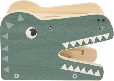 Das Klopfspiel mit Xylophon „Safari“ ist ein Holzspielzeug mit einem Krokodilkopf mit aufgemalten Augen und Zähnen sowie einem beweglichen Kiefer.