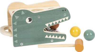 Klopfspiel mit Xylophon „Safari“: Hölzernes Krokodilspielzeug mit geometrischen Mustern, bunten Bällen, einem Xylophon und einem kleinen Holzhammer vorne.
