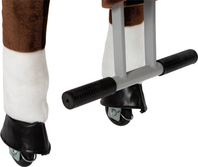 Nahaufnahme der Beine des Reitpferds auf Rollen. Man sieht weißes „Fell“, schwarze Hufe und an jedem Huf kleine Lenkräder.