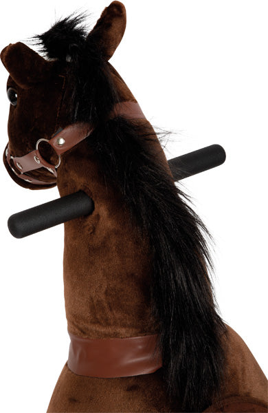 Das Reitpferd auf Rollen ist ein plüschiges braunes Steckenpferd mit schwarzer Mähne, Zaumzeug und zwei schwarzen Griffen an den Seiten.