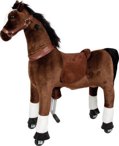 Reitpferd auf Rollen ist ein braunes Plüschpferd mit Sattel, Steigbügeln und Rädern für einfache Mobilität.