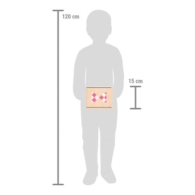 Die Silhouette eines 120 cm großen Kindes, das das Symmetriespiel mit Spiegel „Educate“, ein rechteckiges Objekt mit 15 cm Breite, auf Brusthöhe hält.