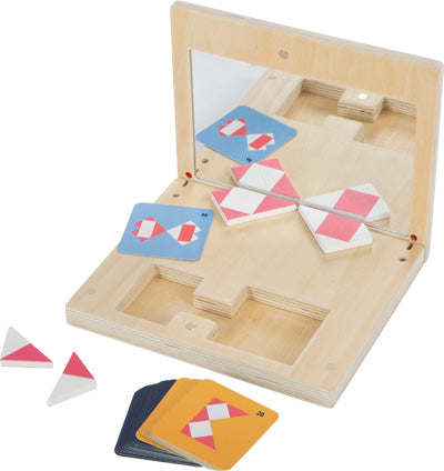 Das Symmetriespiel mit Spiegel „Educate“ ist ein Holz-Puzzlespiel mit farbigen Spielsteinen, Musterkarten und einem Spiegel zum Erstellen symmetrischer Designs.